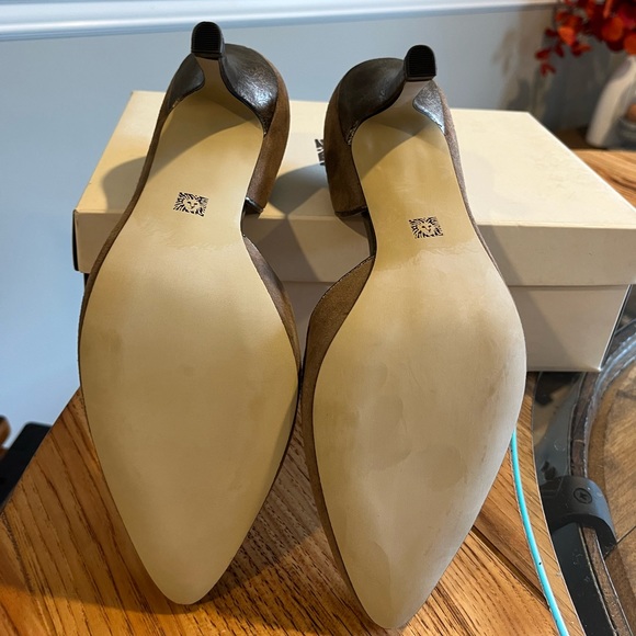 Anne Klein Tan Suede Stunning and comfy heels - Excellent cond.!Size 7 1/2 - Picture 6 of 8